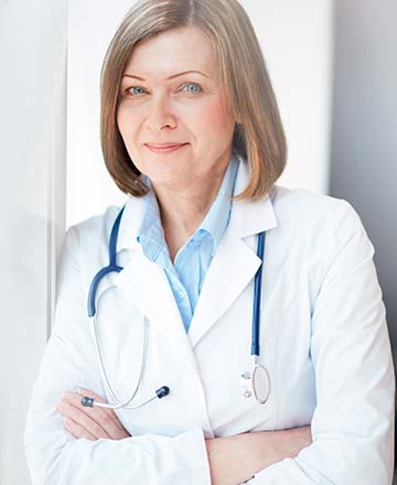Женщина врач со стетоскопом на шее